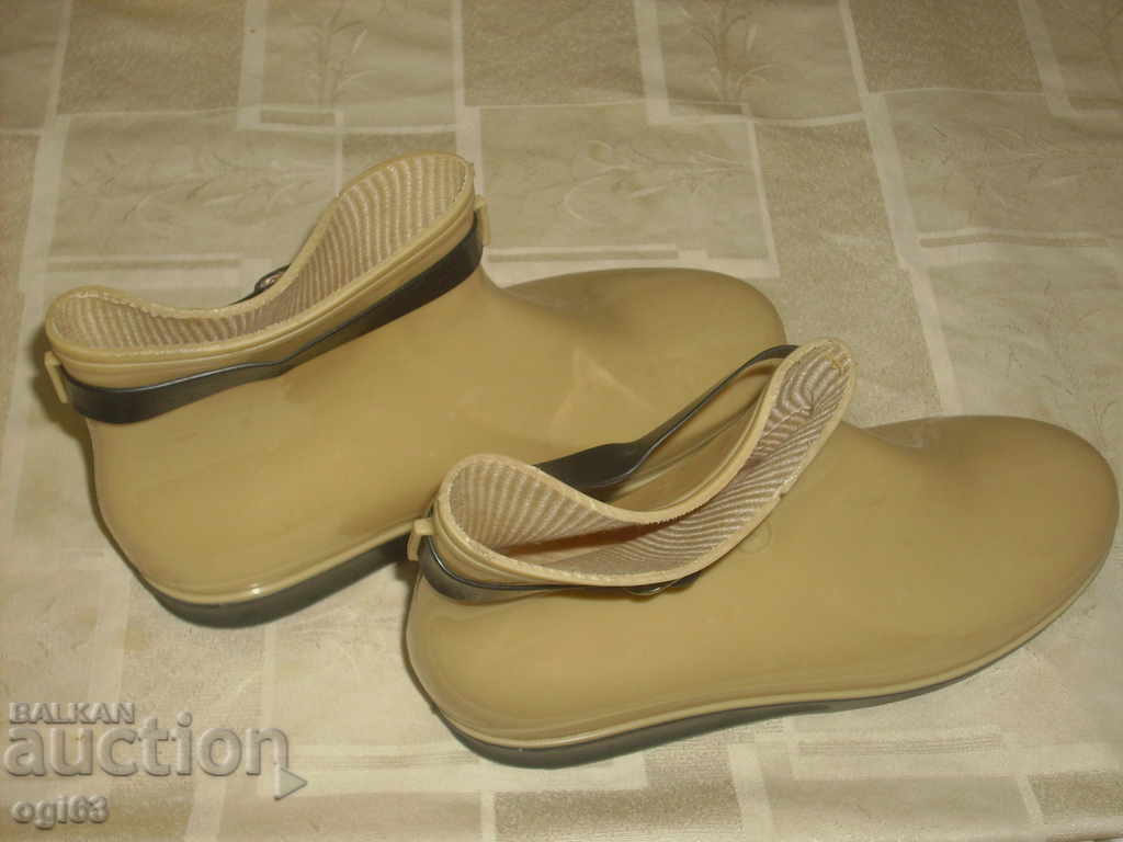 Καουτσούκ μπότες με τιμή 10.00 BGN | € 5.11 Καουτσούκ μπότες με τιμή 10.00 BGN | € 5.11