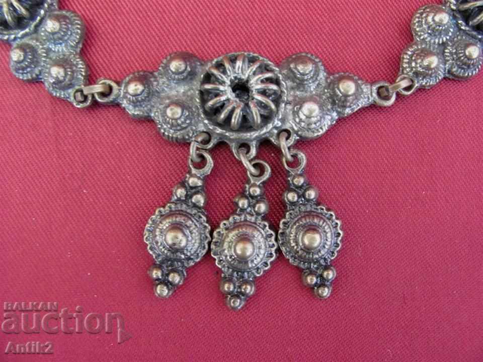 Auction  Antique Women's Necklace