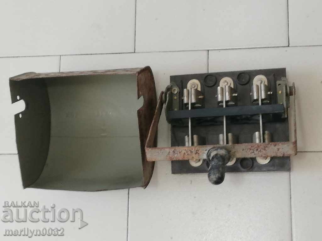 Delivery of Old switch breaker disconnector Delivery of Old switch breaker disconnector