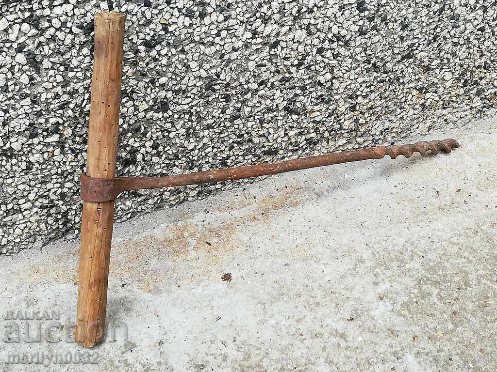 An old primitive crunch, a drill, a screwdriver with price 33.00 BGN | € 16.87 An old primitive crunch, a drill, a screwdriver with price 33.00 BGN | € 16.87