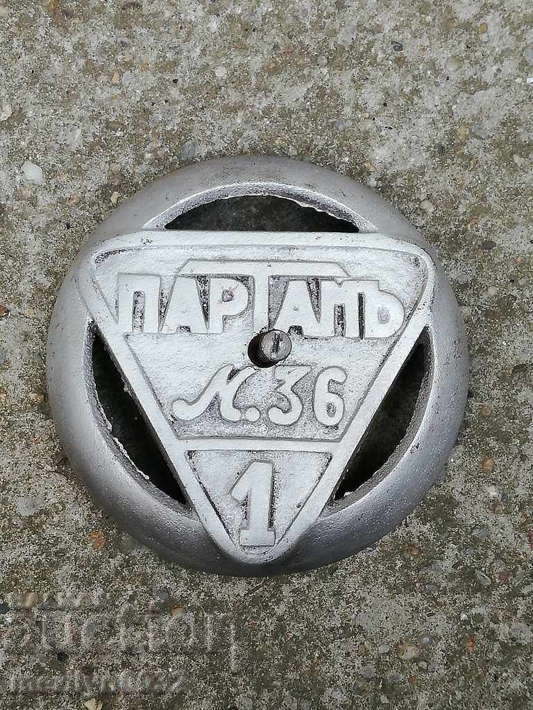 Παράδοση Χυτοσίδηρο έμβλημα μιας παλιάς σόμπας Παράδοση Χυτοσίδηρο έμβλημα μιας παλιάς σόμπας