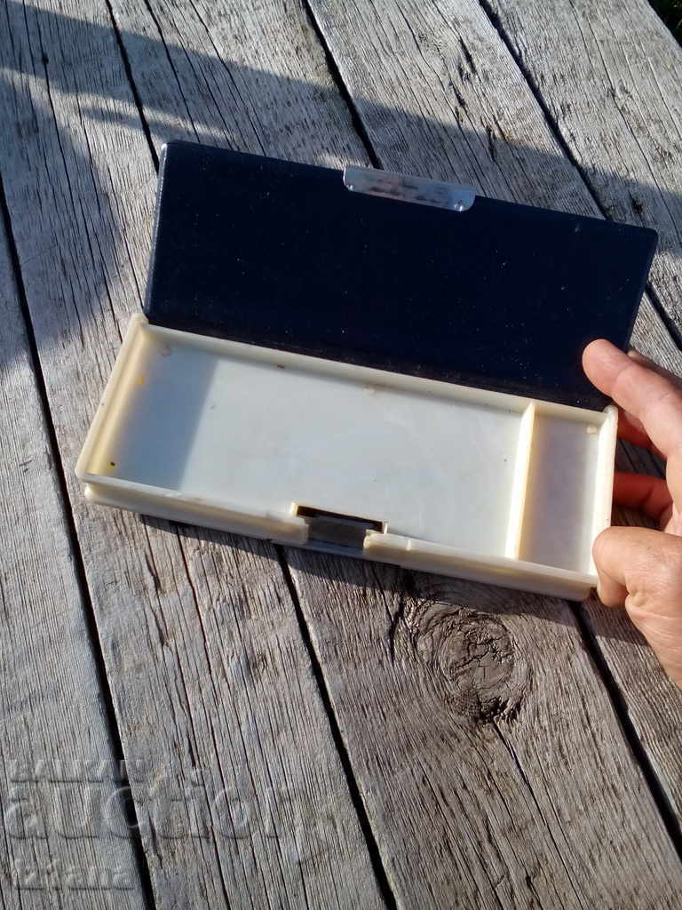 Ο θείος, κουτί με τιμή 15.00 BGN | € 7.67 Ο θείος, κουτί με τιμή 15.00 BGN | € 7.67