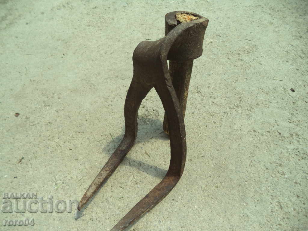 MASSIVE OLD HANDMADE FOOTWEAR - INSTRUMENT with price 47.00 BGN | € 24.03