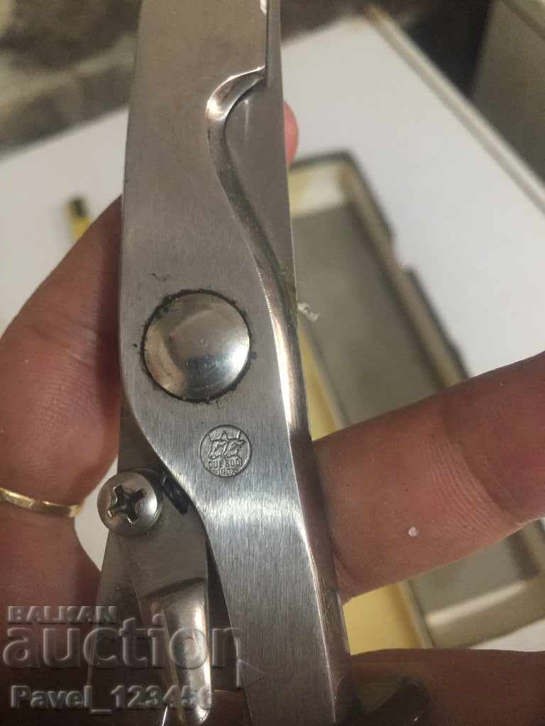 Delivery of original scissors Delivery of original scissors