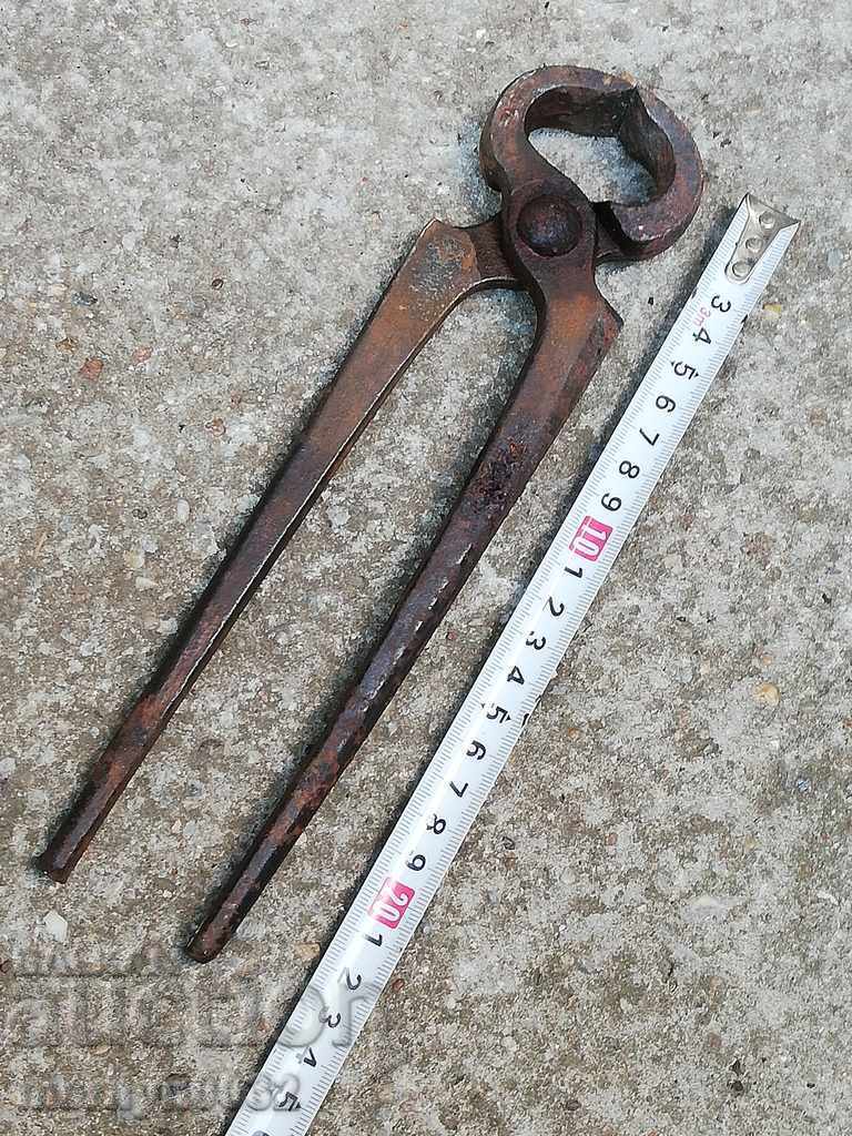 Auction  Ancient primitive kerpered keretten pliers