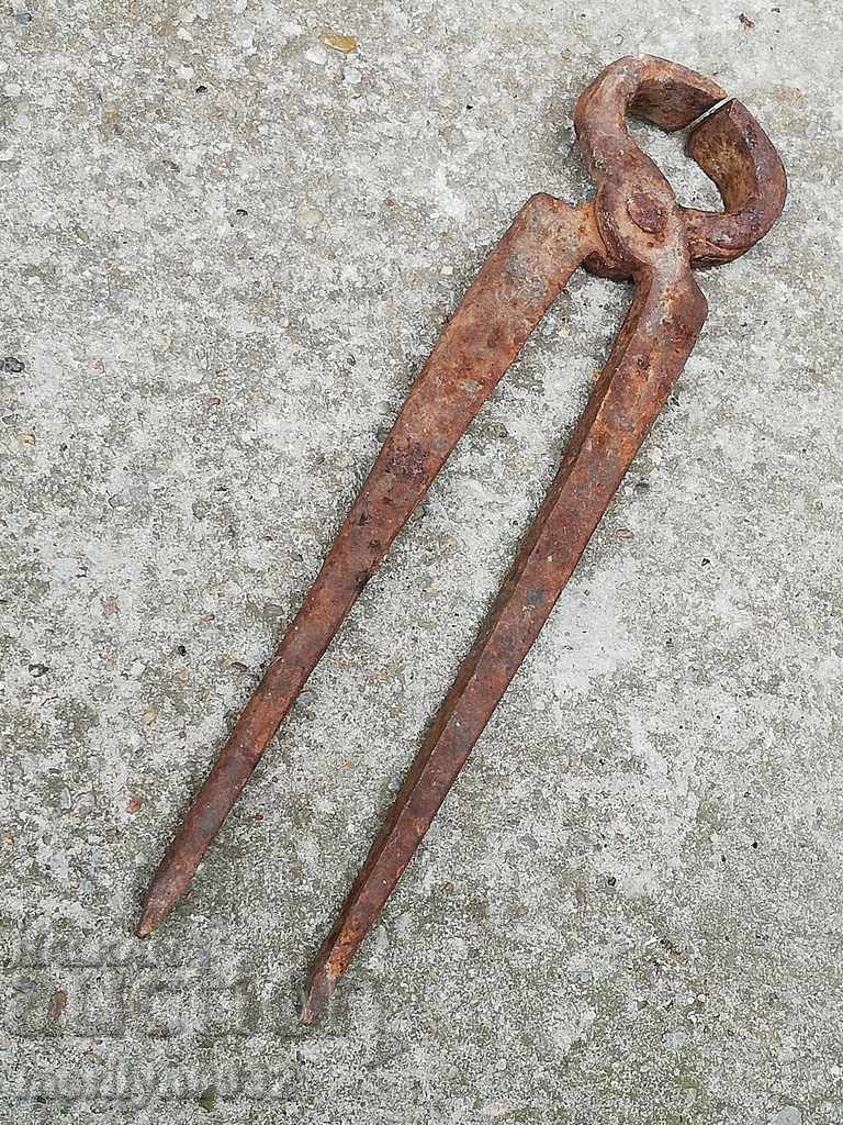 Auction  Ancient primitive kerpered keretten pliers