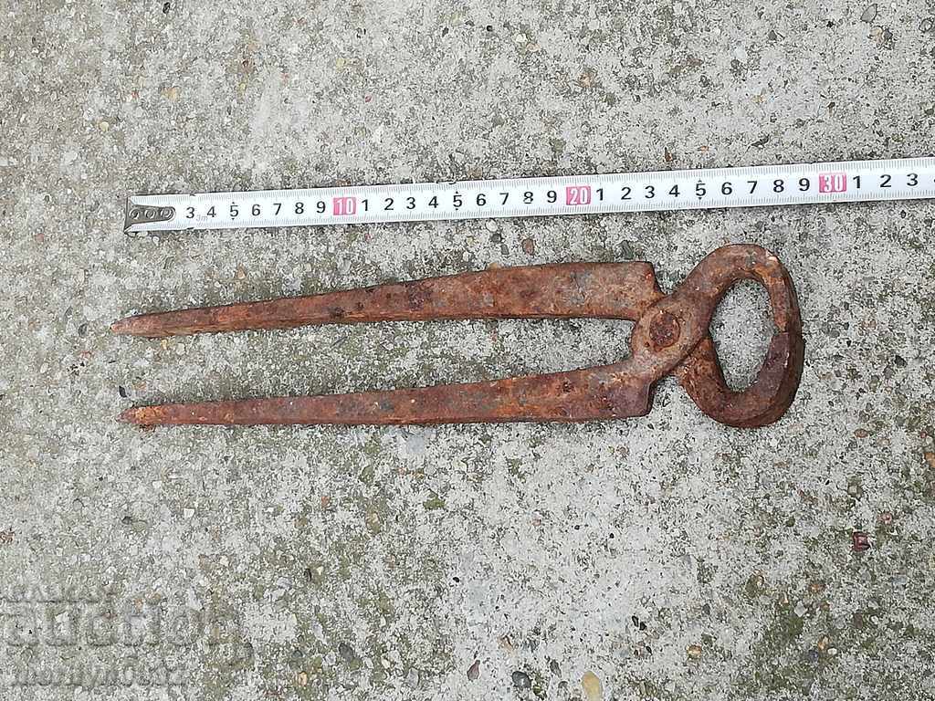 Delivery of Ancient primitive kerpered keretten pliers