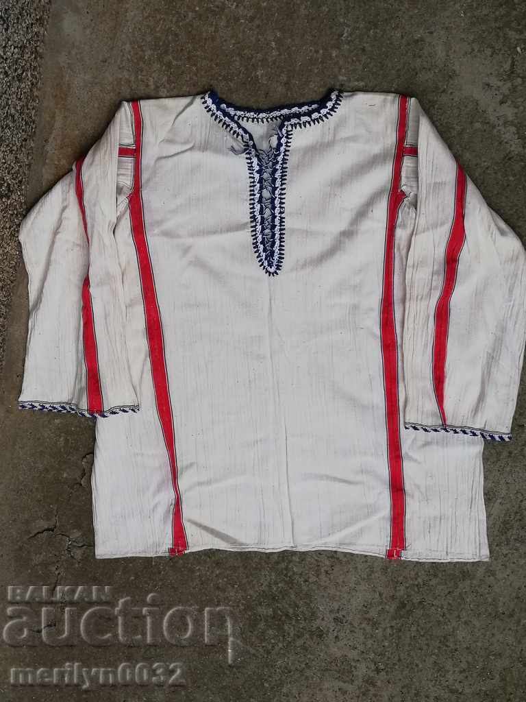 Παλιό πουκάμισο με κεντητό φορεσιά