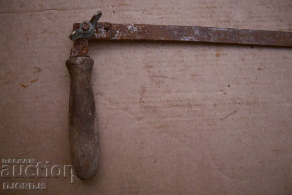 Un vechi ferăstrău cu preț 3.00 BGN | € 1.53