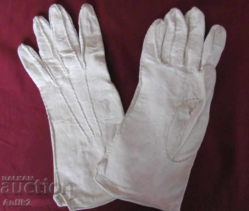 Auction The 30 Women's Leather Bag with Leather Gloves Auction The 30 Women's Leather Bag with Leather Gloves