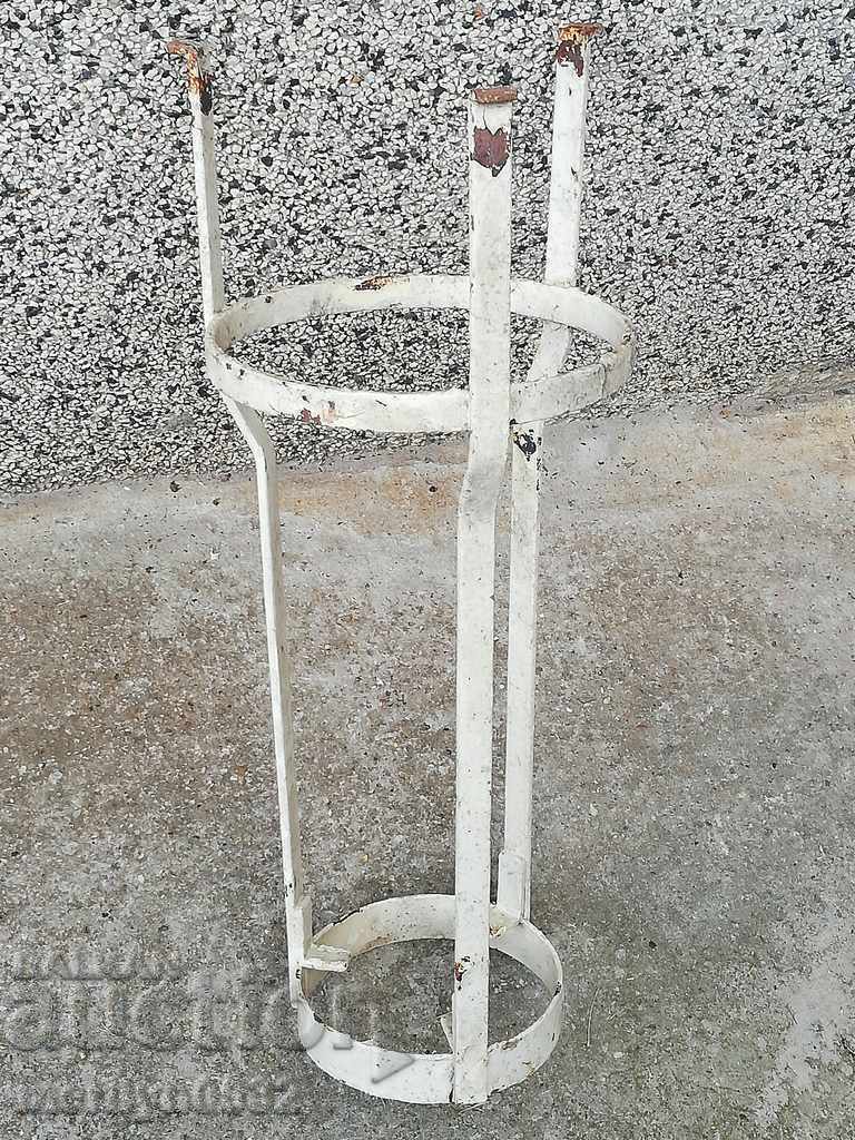 Цветарник, плювалник, ковано желязо, свещник,станок за факла с цена 49.00 лв. | € 25.05 Цветарник, плювалник, ковано желязо, свещник,станок за факла с цена 49.00 лв. | € 25.05