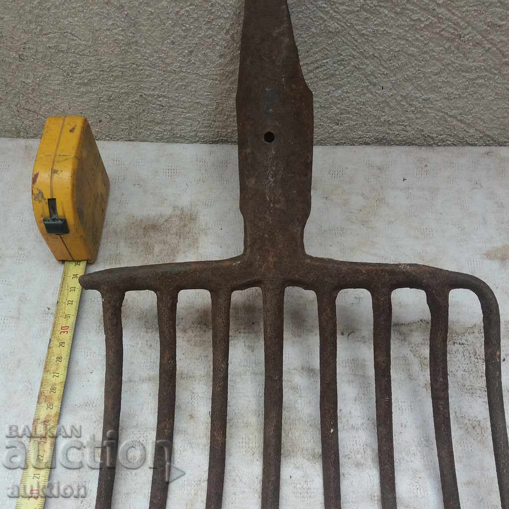 СТАРА МАСИВНА ГОЛЯМА КОВАНА ВИЛА с цена 7.99 лв. | € 4.09 СТАРА МАСИВНА ГОЛЯМА КОВАНА ВИЛА с цена 7.99 лв. | € 4.09