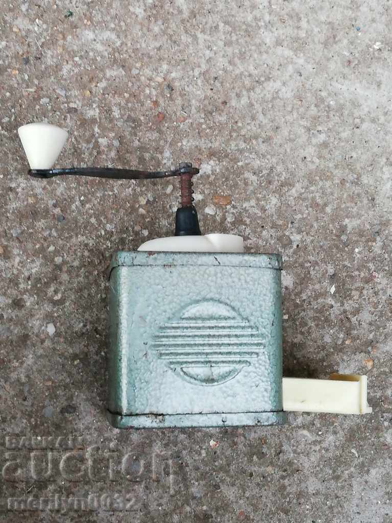 Delivery of An old spice mill, coffee, black pepper Delivery of An old spice mill, coffee, black pepper