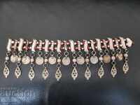 Ένα ασημένιο αναγνωστικό βιβλίο της Αναγέννησης επιδεικνύει ένα κοστούμι με κοσμήματα