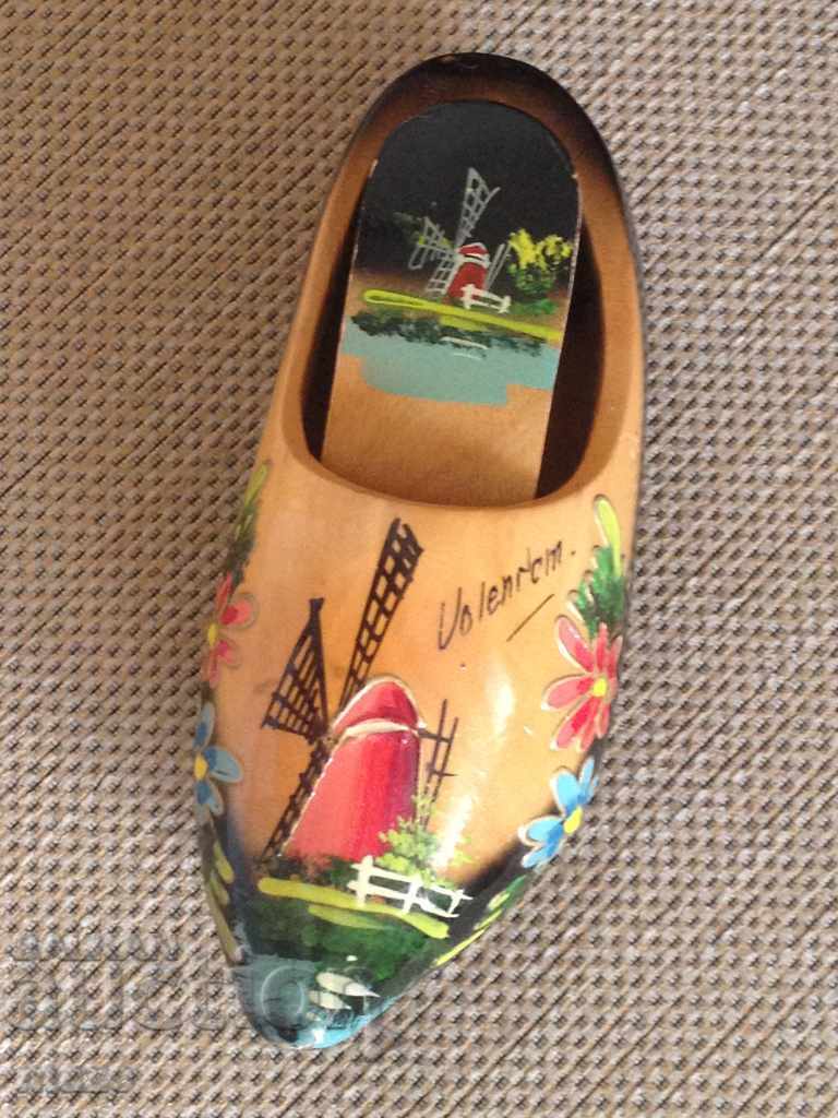 Delivery of Wooden wall brush - painted Delivery of Wooden wall brush - painted