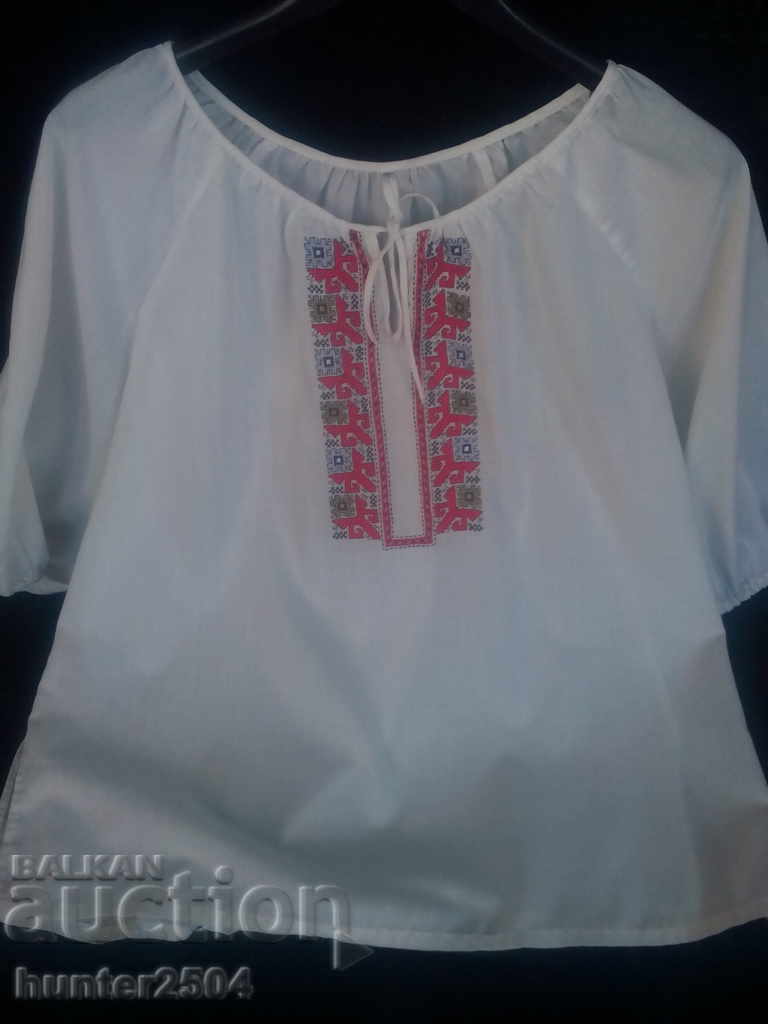 Cămașă de damă, bumbac, cusătură de tapiserie brodat manual.