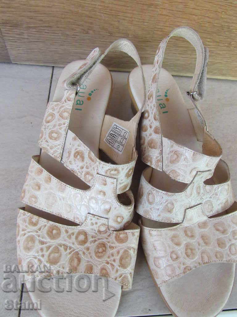 Sandale spaniole noi, mărimea 40 cu preț 18.00 BGN | € 9.20