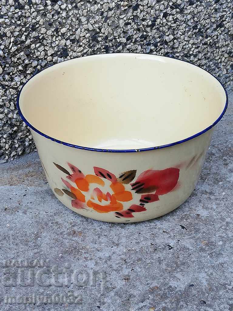 Enameled bowl of bowl with enamel from souts