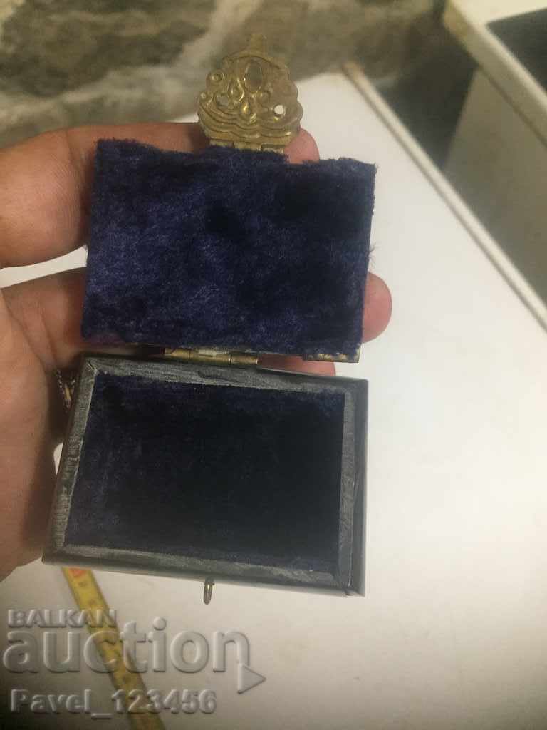 Auction  an old box of bone / bone