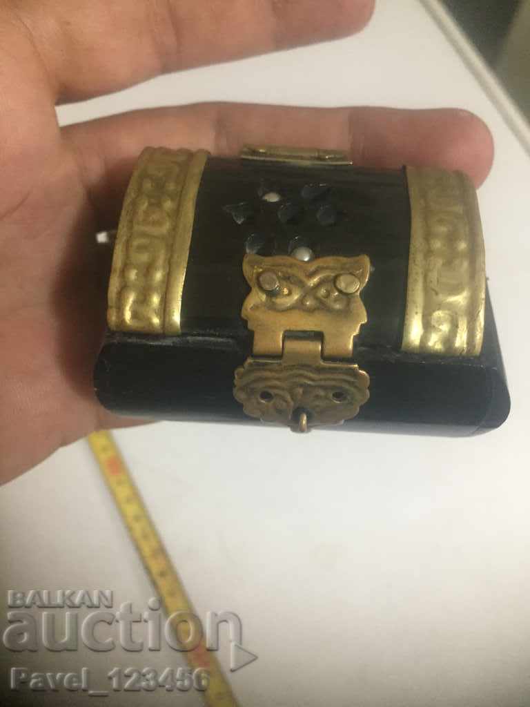 Delivery of an old box of bone / bone