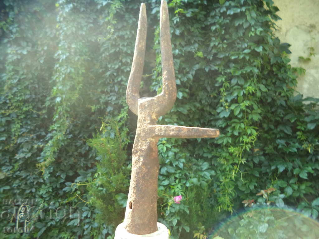 OLD HANDMADE FORGED MACHINE - TWO-TOOTH - BEEF VILLA with price 22.50 BGN | € 11.50 OLD HANDMADE FORGED MACHINE - TWO-TOOTH - BEEF VILLA with price 22.50 BGN | € 11.50