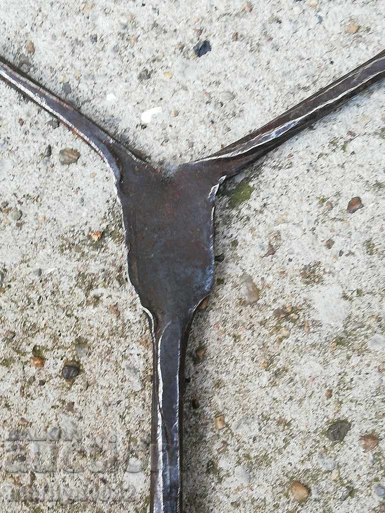 Vechea cârjă, burgundă, șurubelniță, fier forjat cu preț 34.00 BGN | € 17.38