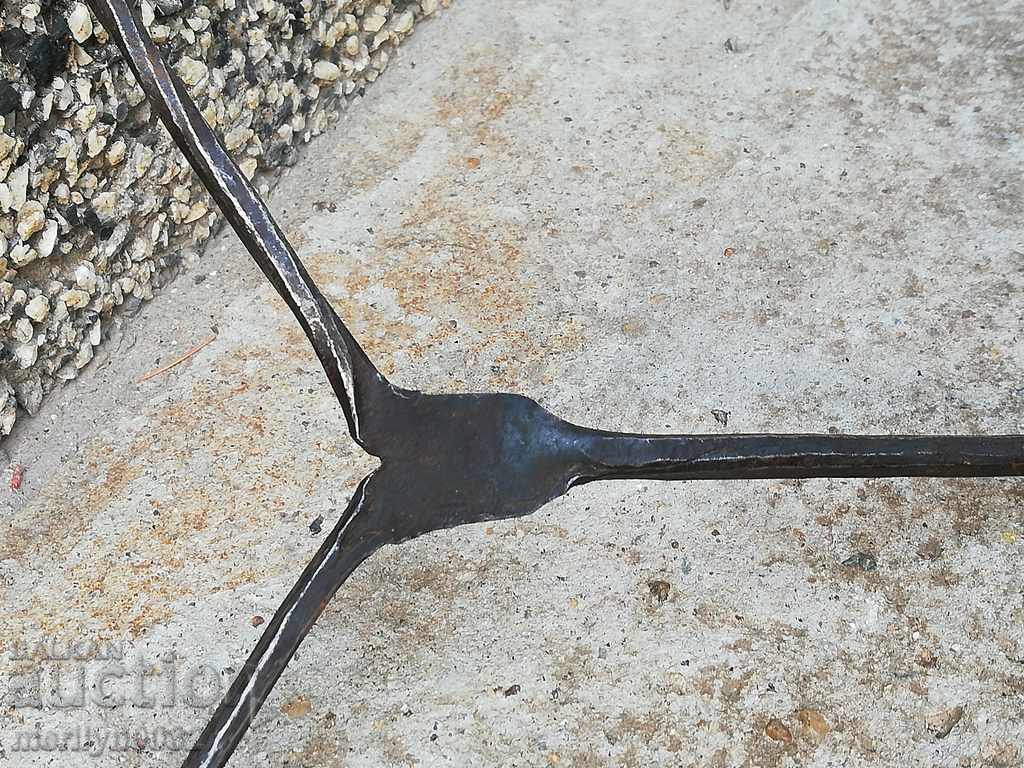 Licitație Vechea cârjă, burgundă, șurubelniță, fier forjat