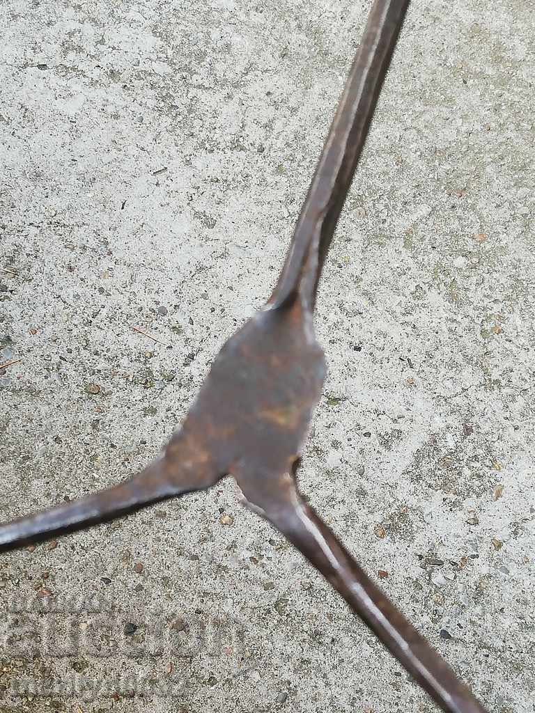 Livrarea Vechea cârjă, burgundă, șurubelniță, fier forjat