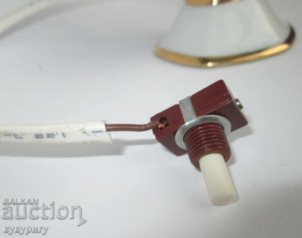 Lampă de masă franceză veche, porțelan LIMOGES cu preț 40.00 BGN | € 20.45 Lampă de masă franceză veche, porțelan LIMOGES cu preț 40.00 BGN | € 20.45