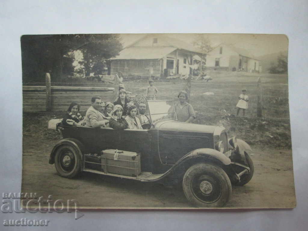 Delivery of OLD PHOTOS OF A CAR Delivery of OLD PHOTOS OF A CAR