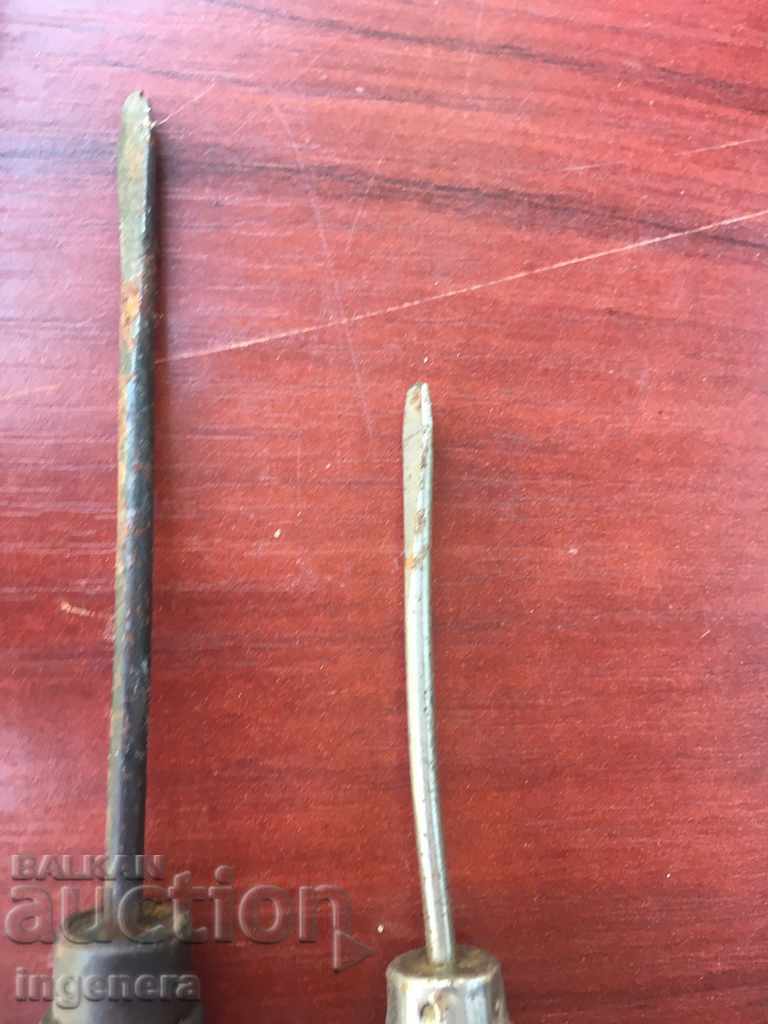 ȘURUBELA ȘURUBELĂ ȘURUBURI MÂNERI VECHI DIN LEMN-2 BUC cu preț 4.00 BGN | € 2.05 ȘURUBELA ȘURUBELĂ ȘURUBURI MÂNERI VECHI DIN LEMN-2 BUC cu preț 4.00 BGN | € 2.05