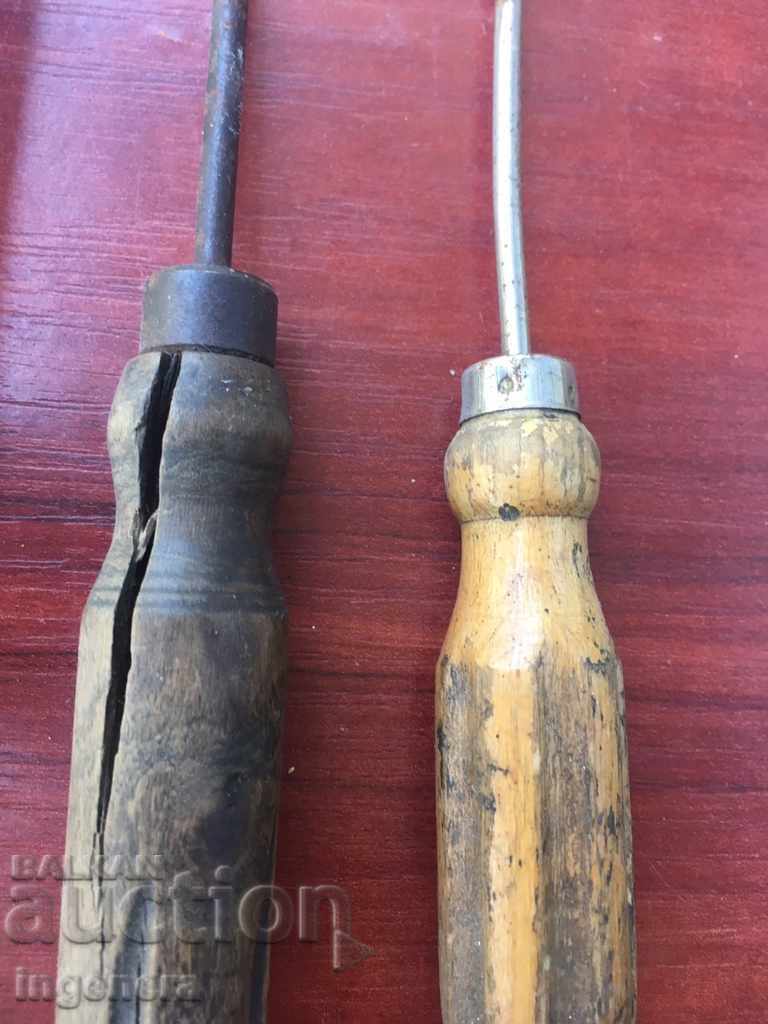 Licitație ȘURUBELA ȘURUBELĂ ȘURUBURI MÂNERI VECHI DIN LEMN-2 BUC Licitație ȘURUBELA ȘURUBELĂ ȘURUBURI MÂNERI VECHI DIN LEMN-2 BUC