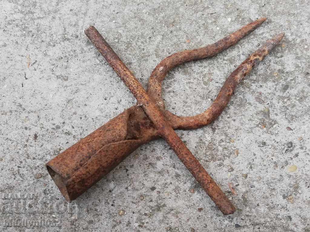 Vechi forjate dvuzabets, vila, fier forjat cu preț 41.00 BGN | € 20.96