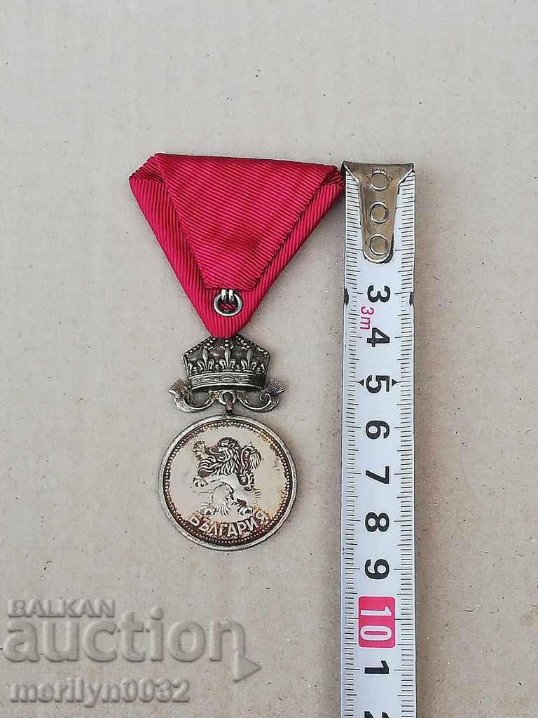 Παράδοση Για την αξία, ασημένιο με ένα μετάλλιο στέμμα