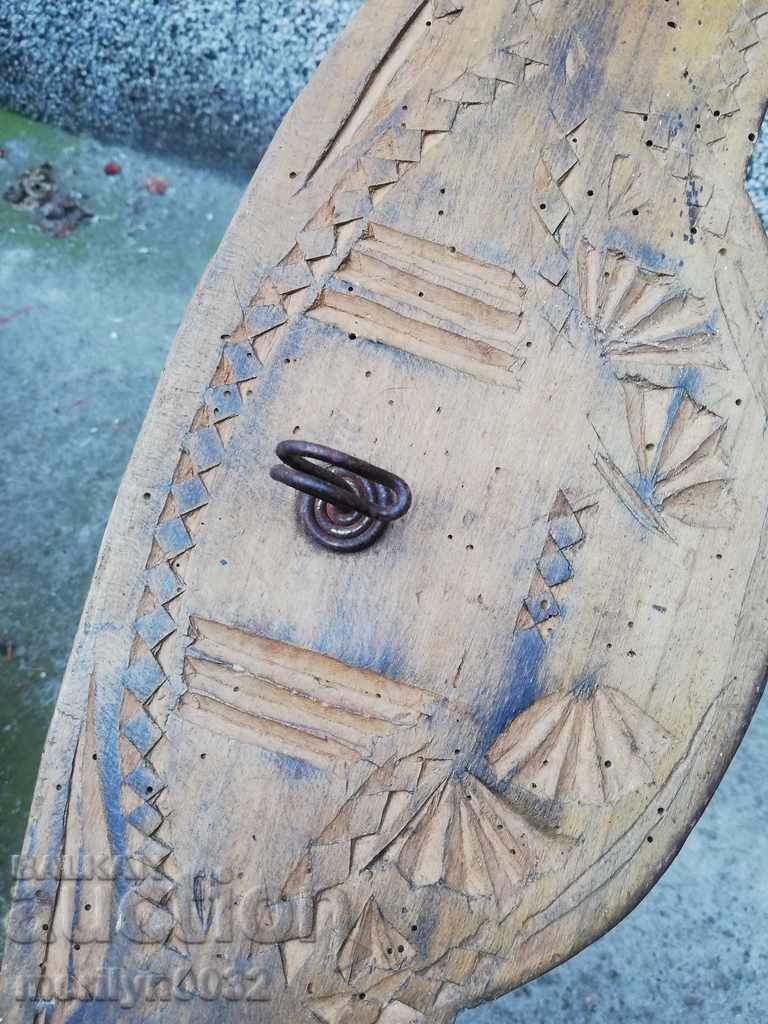 Cuier vechi primitiv din lemn și fier forjat cu preț € 48.99 | 95.82 BGN Cuier vechi primitiv din lemn și fier forjat cu preț € 48.99 | 95.82 BGN