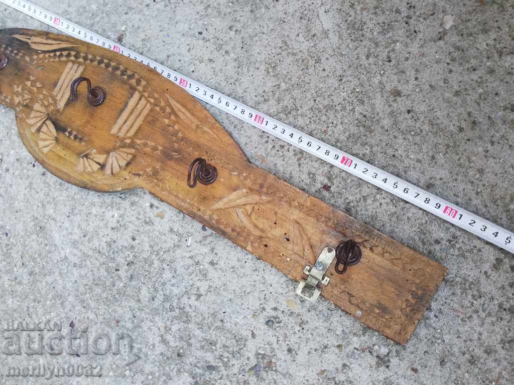 Licitație Cuier vechi primitiv din lemn și fier forjat Licitație Cuier vechi primitiv din lemn și fier forjat