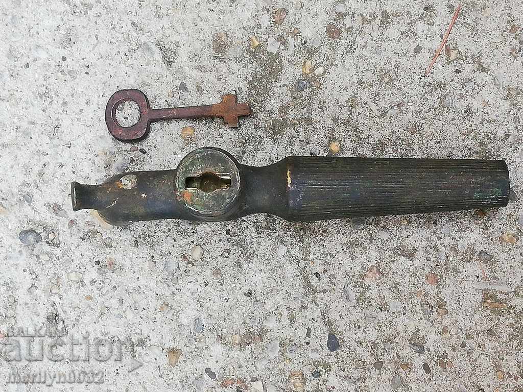 Delivery of Old bronze faucet, cinnamon faucet with key Delivery of Old bronze faucet, cinnamon faucet with key