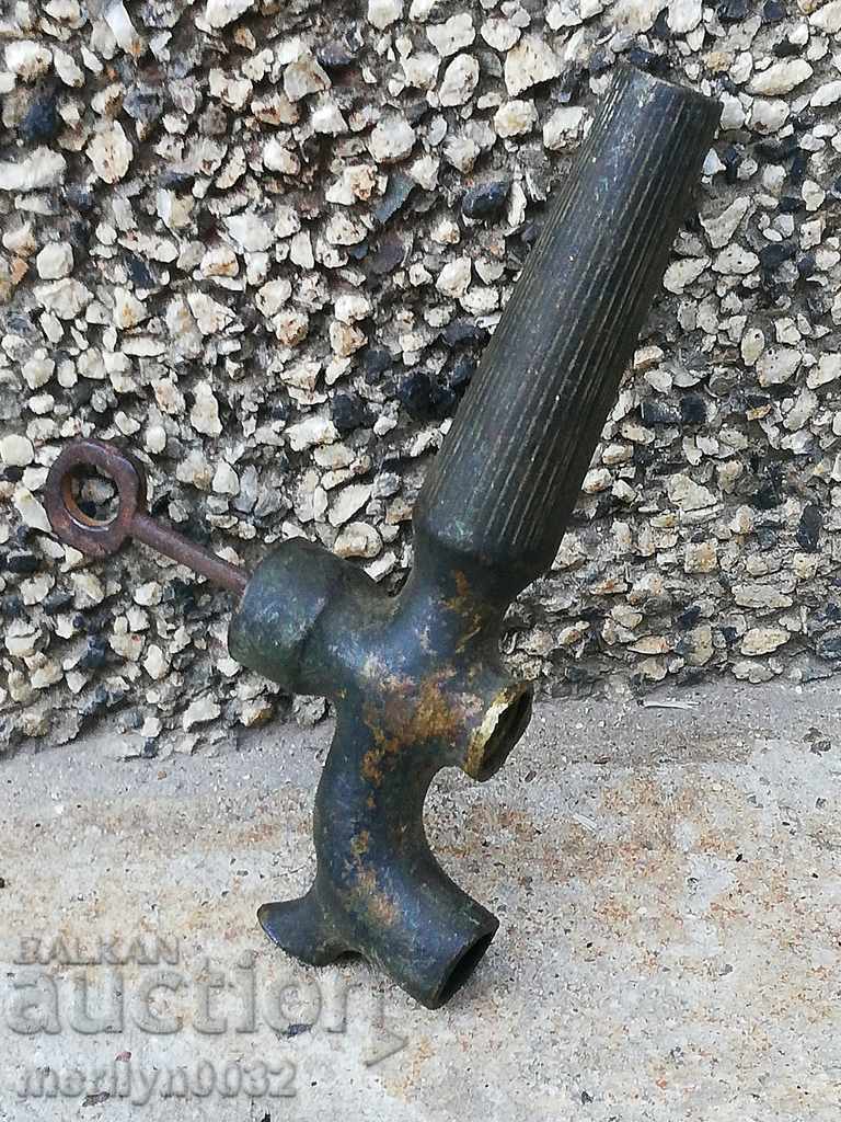 Robinet vechi de bronz, tigaie cu scorțișoară cu cheie