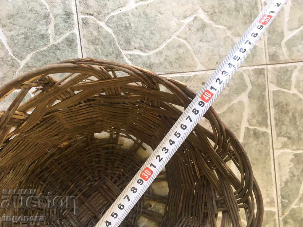 Auction OLD WOVEN BASKET BASKETBALL DECORATION Auction OLD WOVEN BASKET BASKETBALL DECORATION