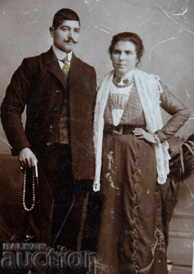 Auction  . BEGINNING 20TH CENTURY PHOTO CARDBOARD FAMILY PHOTO