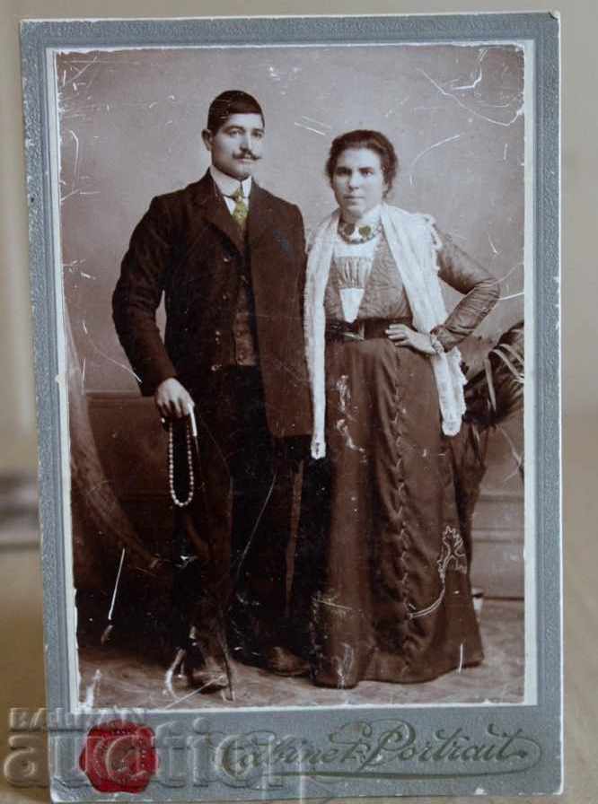 Delivery of . BEGINNING 20TH CENTURY PHOTO CARDBOARD FAMILY PHOTO