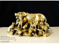Χάλκινο αγαλματίδιο Γουρουνάκι με γουρουνάκια, χρυσό, φενγκ σούι 1,5 κιλό.
