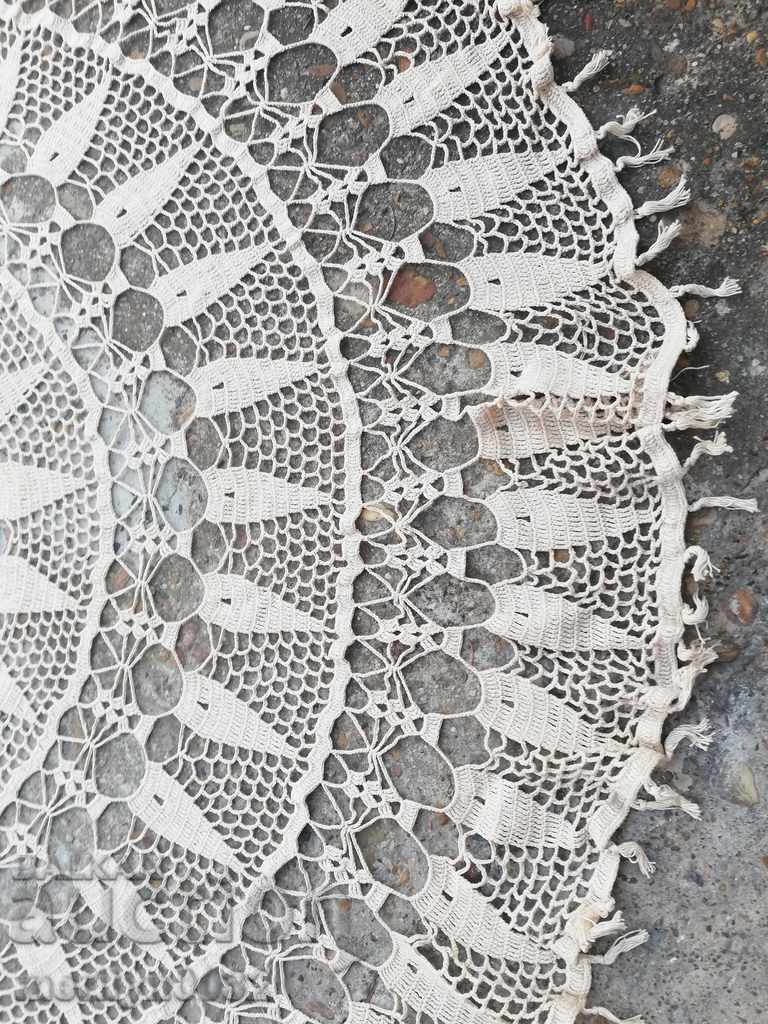 Auction  Old crochet round table 162 cm mile lace