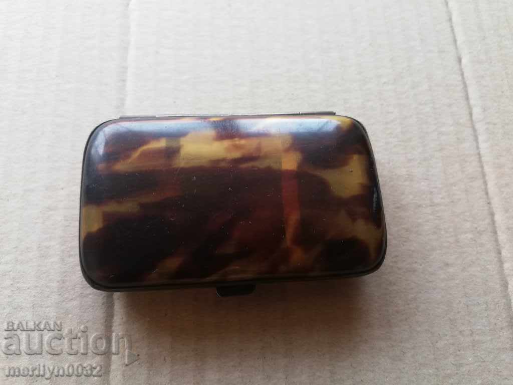 Ταμπακιέρα με κοχύλι θαλάσσιας χελώνας, τσιγάρο