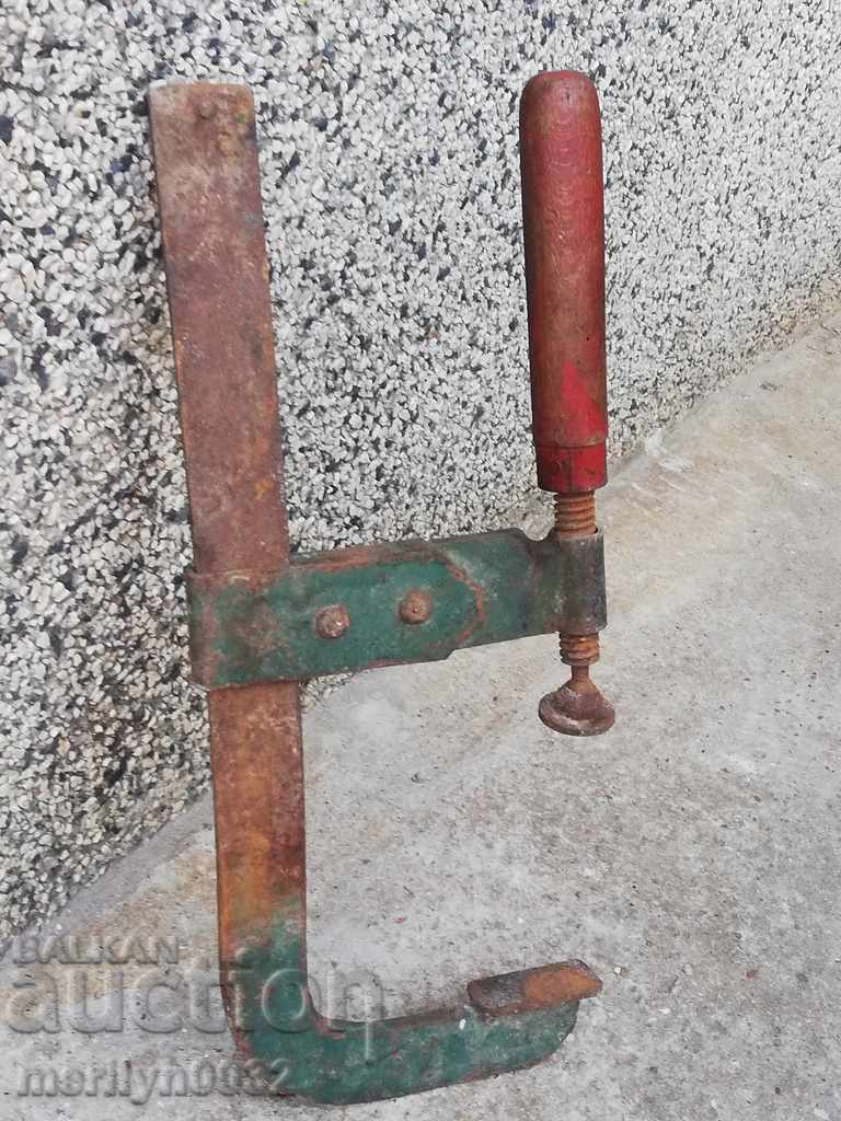 Licitație O clemă de tâmplar vechi, o priză, o unealtă din lemn