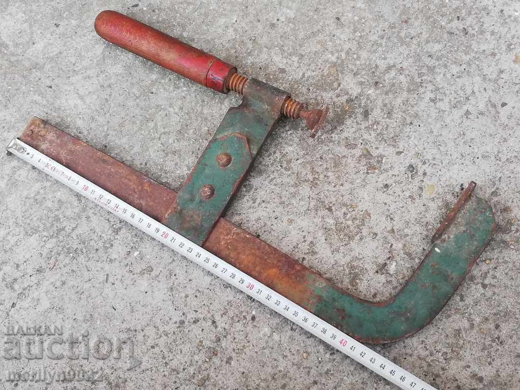 Livrarea O clemă de tâmplar vechi, o priză, o unealtă din lemn