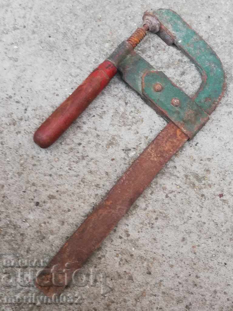 O clemă de tâmplar vechi, o priză, o unealtă din lemn - 5