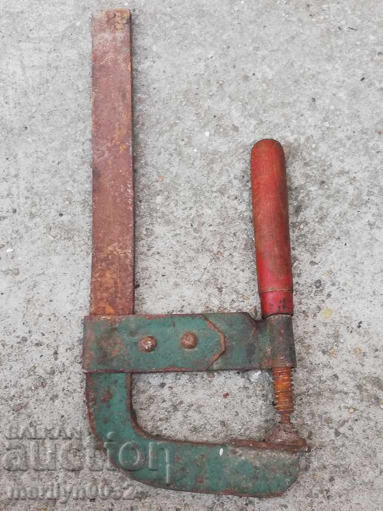 O clemă de tâmplar vechi, o priză, o unealtă din lemn - 6