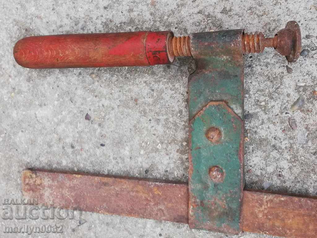 O clemă de tâmplar vechi, o priză, o unealtă din lemn - 7