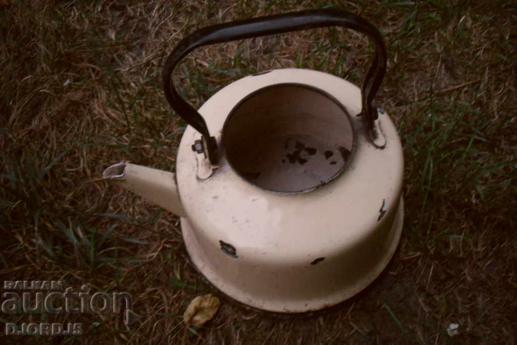An old kettle with price 4.00 BGN | € 2.05 An old kettle with price 4.00 BGN | € 2.05